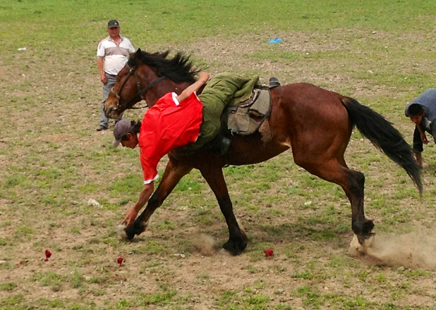 kyrgyz-horse-races3-Kyrgyzstan-Behar-boy-catches-ring-618-pixels